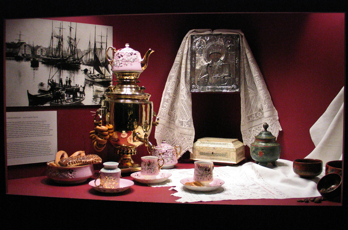 Pomor objects in a display case, pink porcelain. Photo