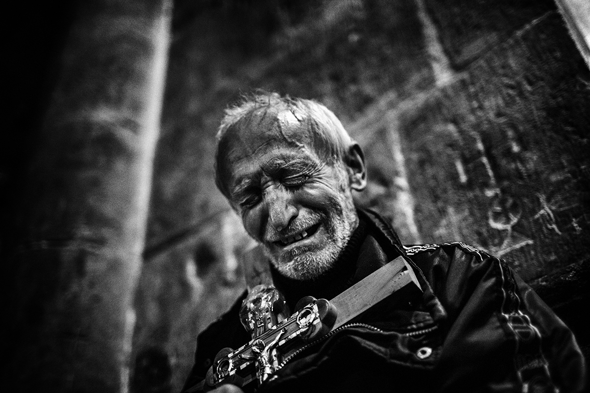 Ortodokse tilbedere ber inn i Den hellige gravs kirke i Jerusalem