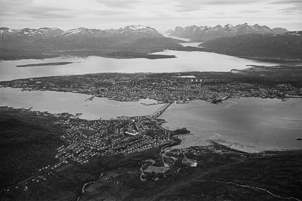 Landskapsfoto av Tromsø tatt fra en høyt punkt.