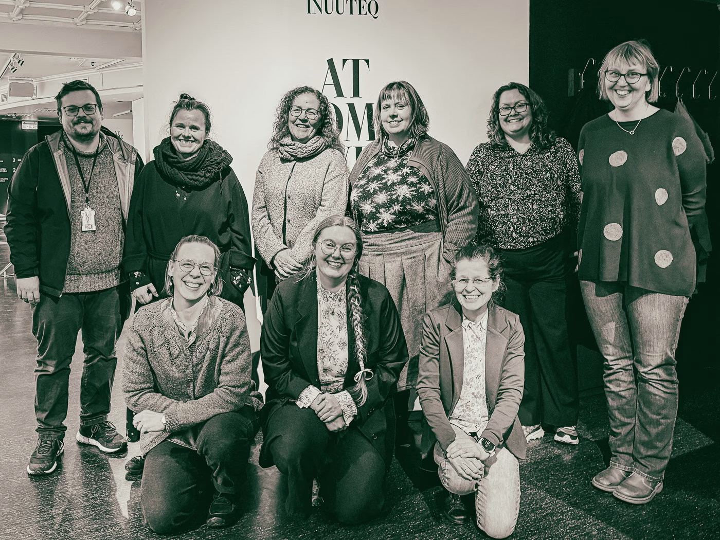 Ni mennesker stilt opp på to rekker.